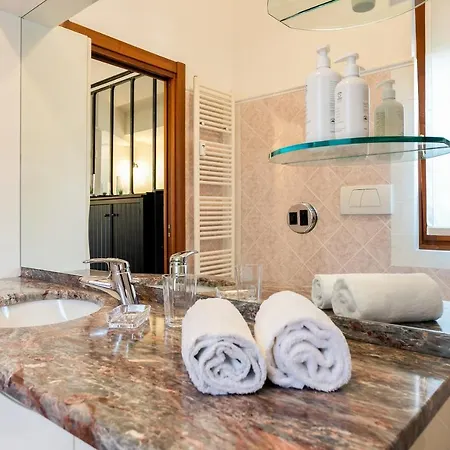 Santa Chiara By Myhomeincomo شقة